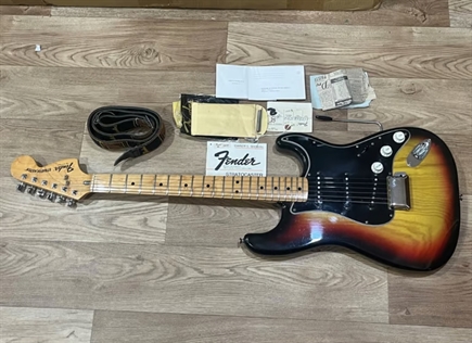 77' Fender Strat, elec gtr, near museum quality, paperwork deluxe case