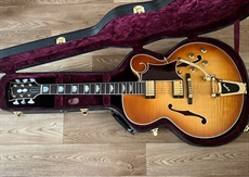 Mint 21' Gibson Tal Farlow electric jazz guitar, custom shop, certificate, de luxe case.