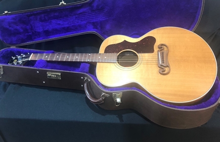 96, Gibson J-100 Xtra super jumbo guitar, excellent condition , de luxe case.